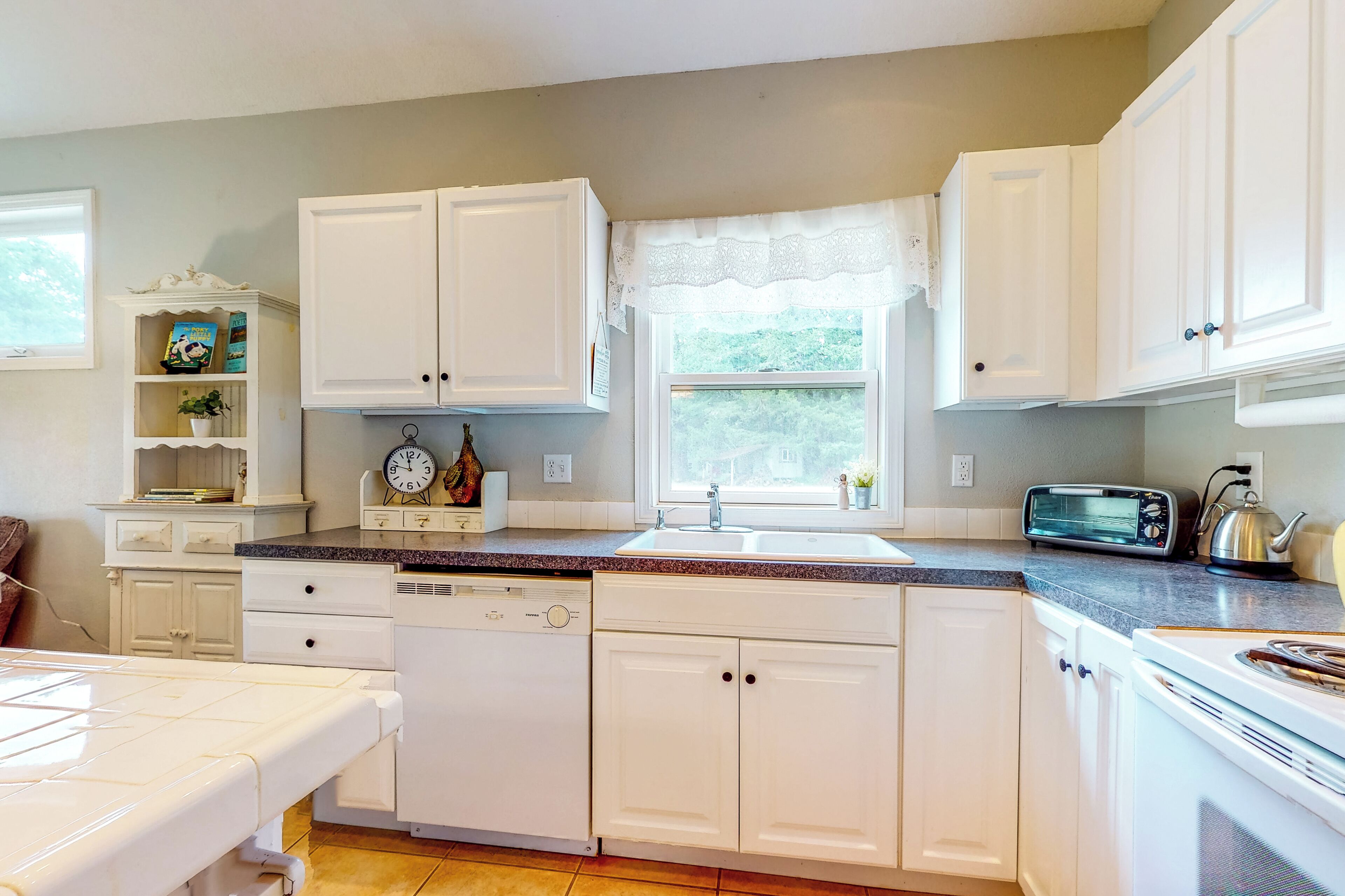 Fridge, microwave, dishwasher, coffee/tea maker