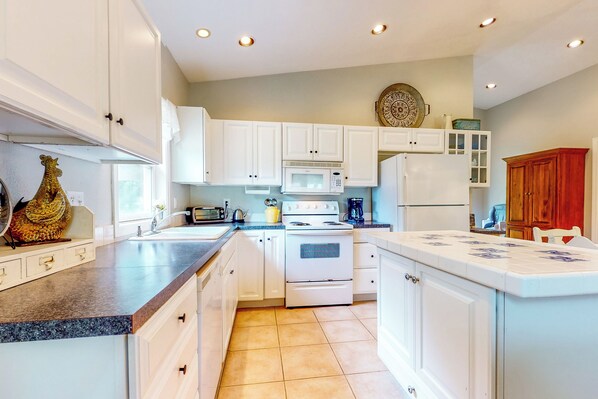 Fridge, microwave, stovetop, dishwasher