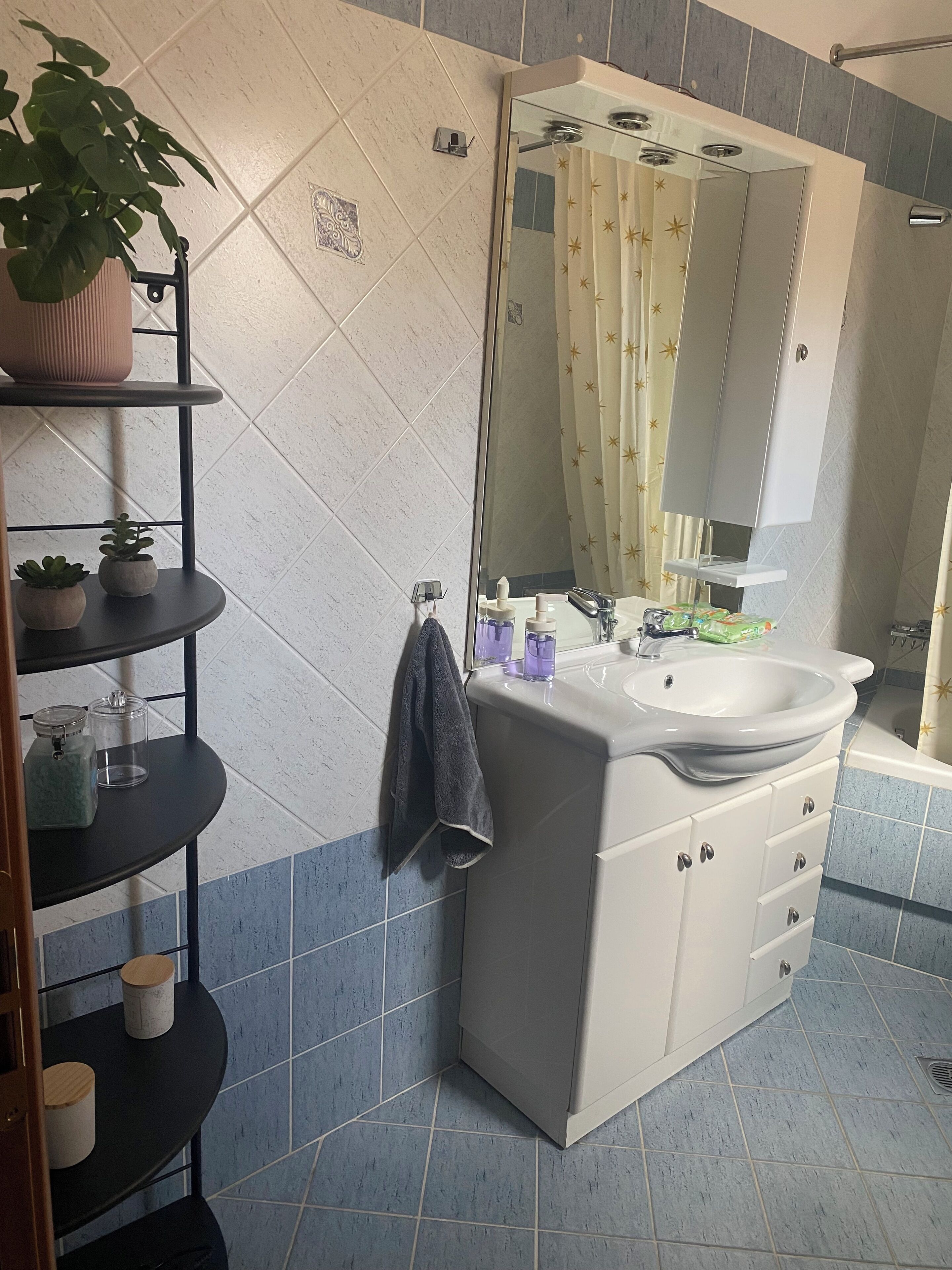 Sèche-cheveux, serviettes fournies, papier toilette