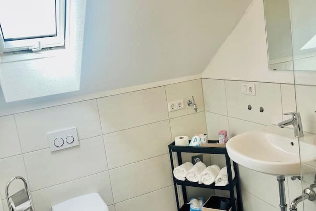 Chuveiro, secador de cabelo, toalhas de banho, sabonete