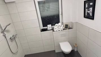 Dusj, hårføner, håndklær og toalettpapir