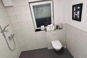 Shower, hair dryer, towels, toilet paper - Apartment Tilda -Teutoquartier (Recke Steinbeck)