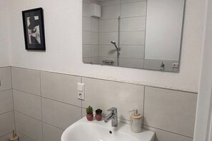 淋浴设施、吹风机、毛巾、卫生纸