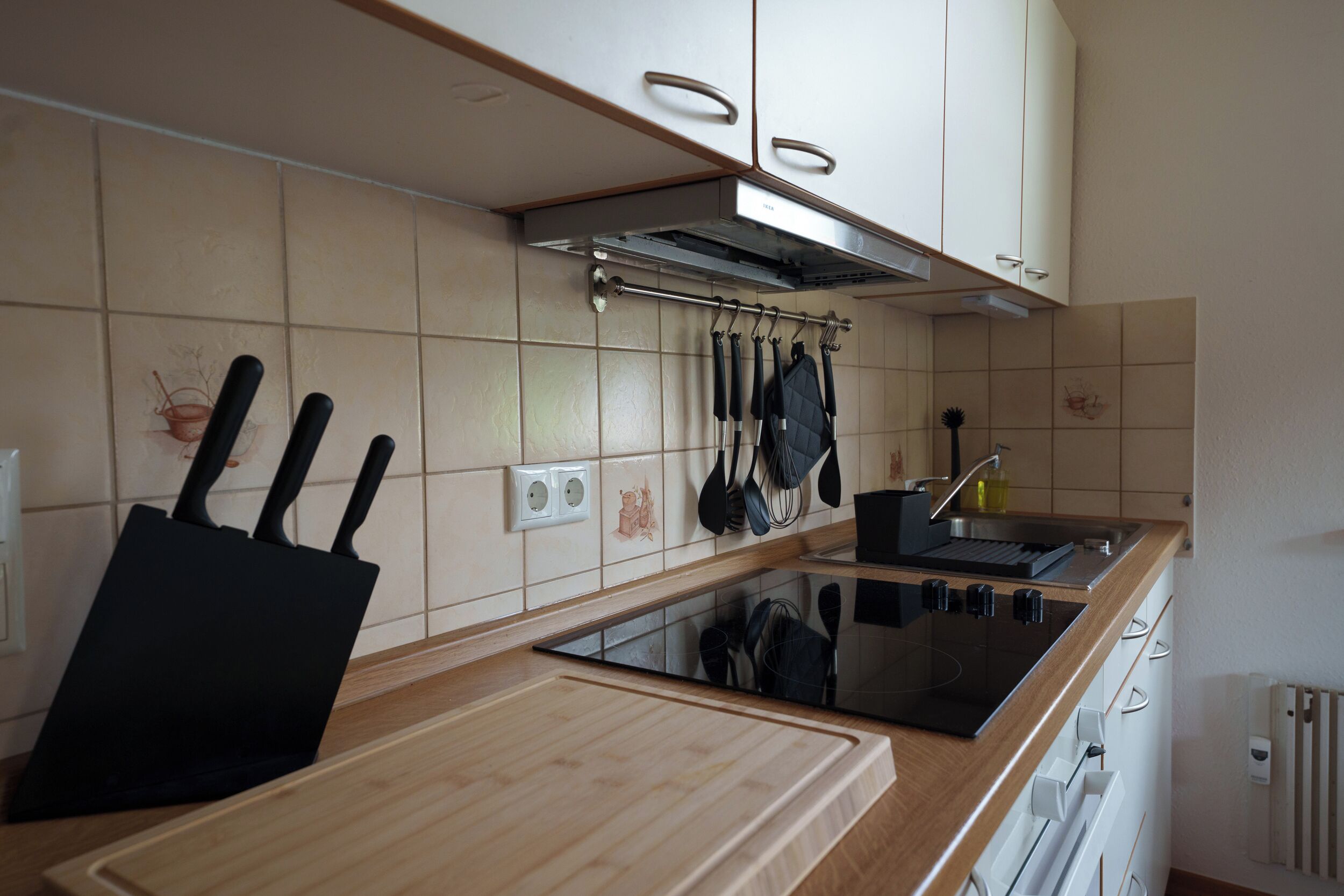 Kühlschrank, Ofen, Herdplatte, Wasserkocher mit Kaffee-/Teezubehör