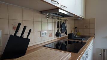 Kühlschrank, Ofen, Herdplatte, Wasserkocher mit Kaffee-/Teezubehör