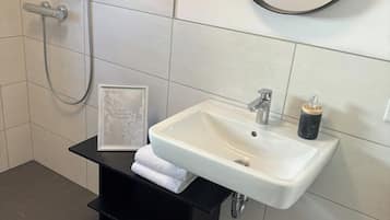 Dutxa, assecador de cabells, tovalloles i paper higiènic