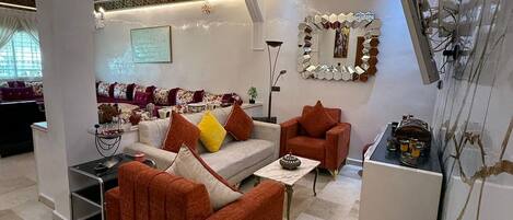 Premium-Apartment, 6 Schlafzimmer, Balkon, Stadtblick | Wohnbereich