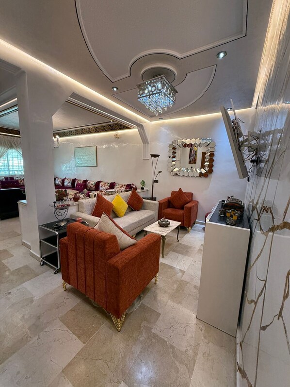 Apartamento, balcón, vistas a la ciudad | Zona de estar