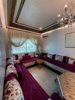 Apartamento premium, 6 quartos, sacada, vista para a cidade | Área de estar | TV de tela plana