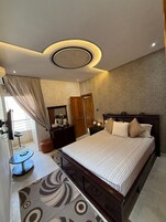 Apartamento premium, 6 quartos, sacada, vista para a cidade | Escrivaninha, Wi-Fi de cortesia