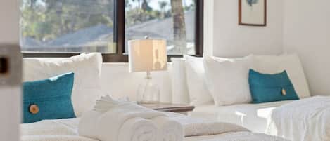 Tabla de planchar con plancha, wifi y ropa de cama