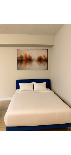 Tabla de planchar con plancha, wifi y ropa de cama 