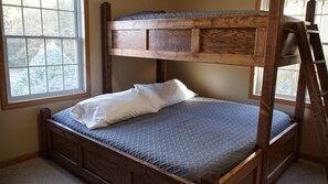 Room - Spacious 5-bedroom cabin in pleasant Attica with AC (Attica)