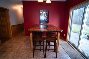 Dining - Spacious 5-bedroom cabin in pleasant Attica with AC (Attica)