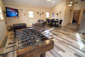 Games room - MAN CAVE - 71 (Attica)