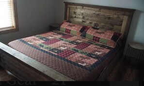 2 bedrooms, bed sheets - Two Bedroom, 2 Bath Luxury Cabin (Attica)