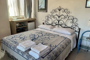 Internet, bed sheets - Room with Bathroom and Kitchenette on the Porch with Magnificent Sea View (Vignola Mare)