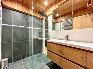 Shower, hair dryer - The Balcony of the Giant in Combloux (Combloux)