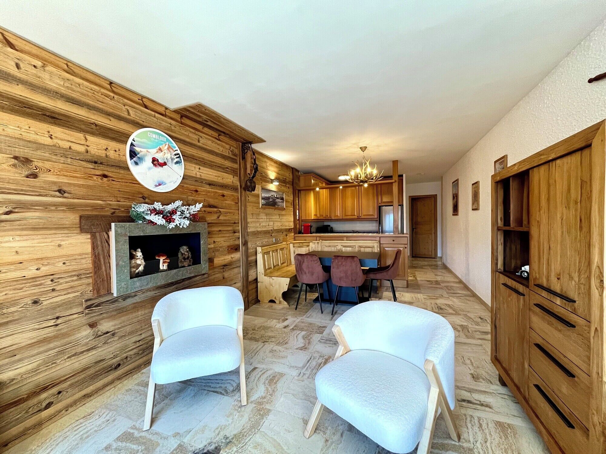 Un interior de madera con chimenea, comedor y cocina.