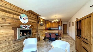 Un interno in legno con camino, zona pranzo e cucina.