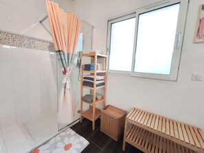 Douche, sèche-cheveux, serviettes fournies