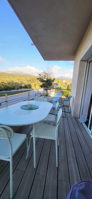 Outdoor dining - Bright apartment in Albitreccia, near beach (Albitreccia)