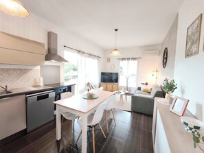Interior - Bright apartment in Albitreccia, near beach (Albitreccia)