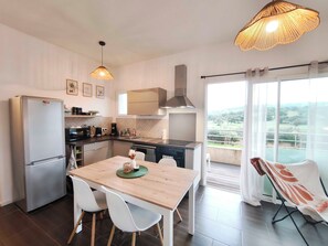 Fridge, microwave, oven, dishwasher - Bright apartment in Albitreccia, near beach (Albitreccia)