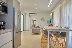 Fridge, microwave, oven, dishwasher - Arillas Villas Dinos (Corfu)