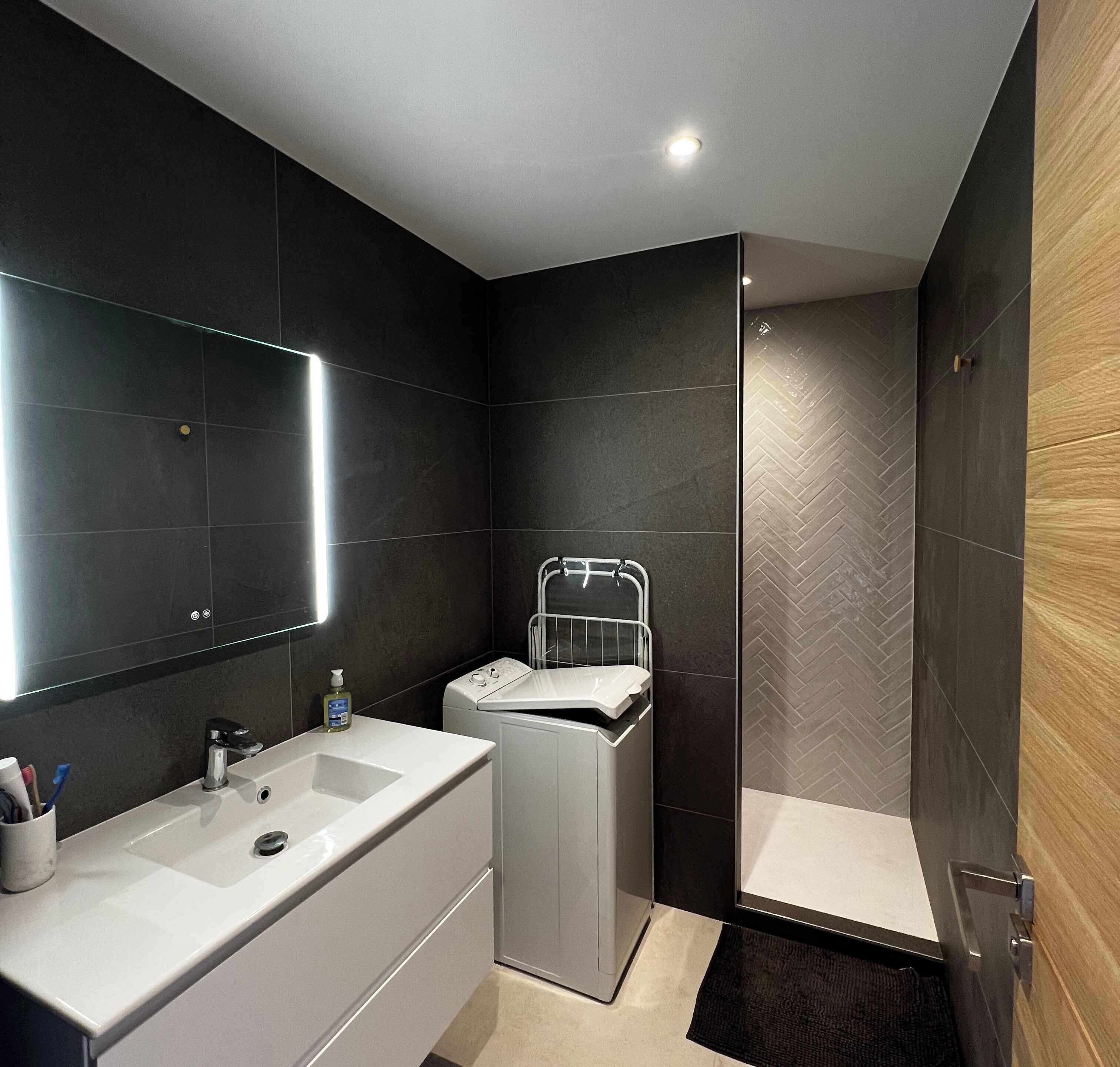 Douche, sèche-cheveux, serviettes fournies