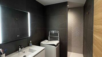 Douche, sèche-cheveux, serviettes fournies