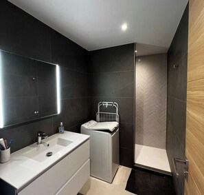 Een douche, een haardroger, handdoeken