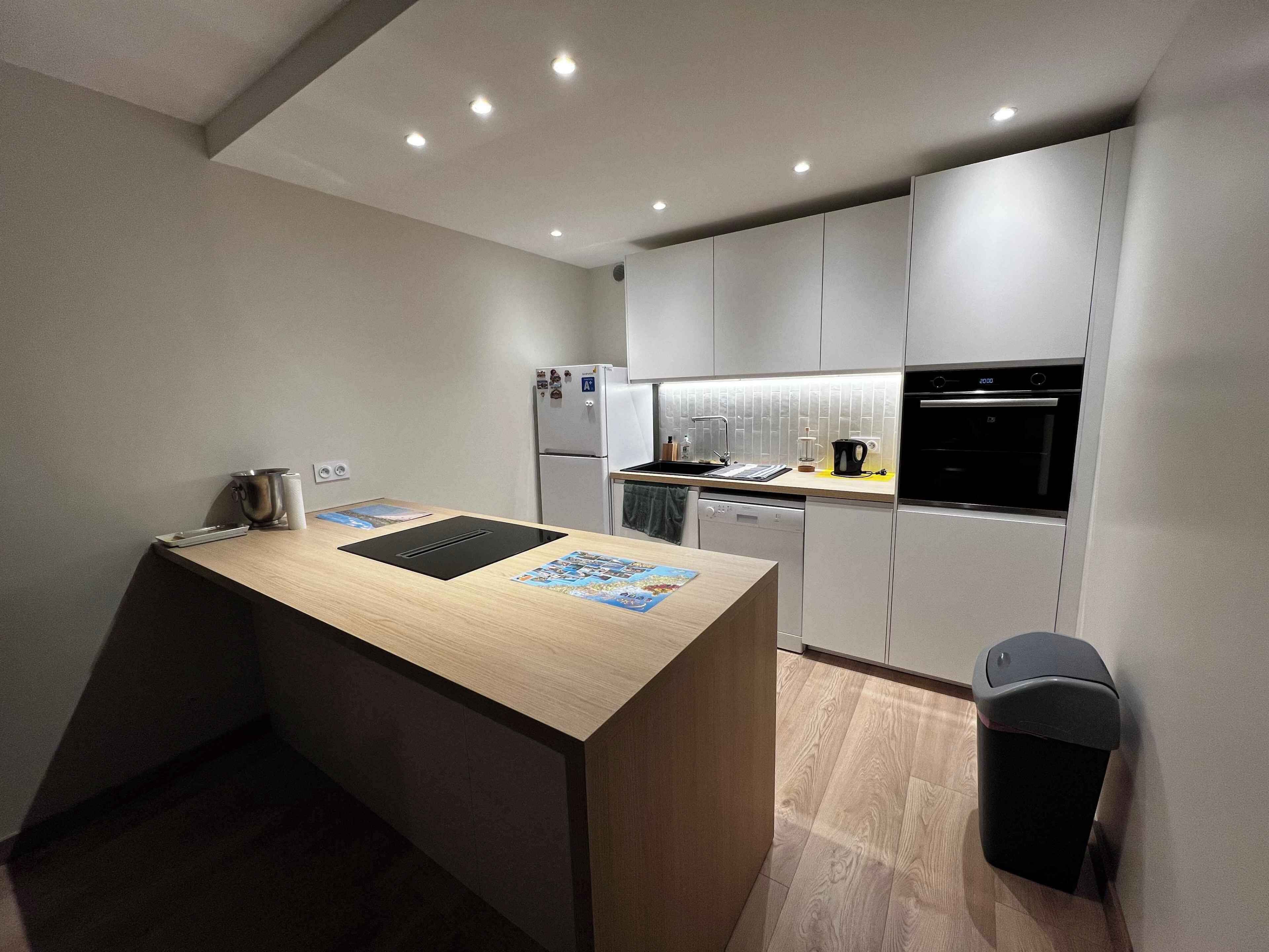 Kjøleskap, mikrobølgeovn, ovn og oppvaskmaskin