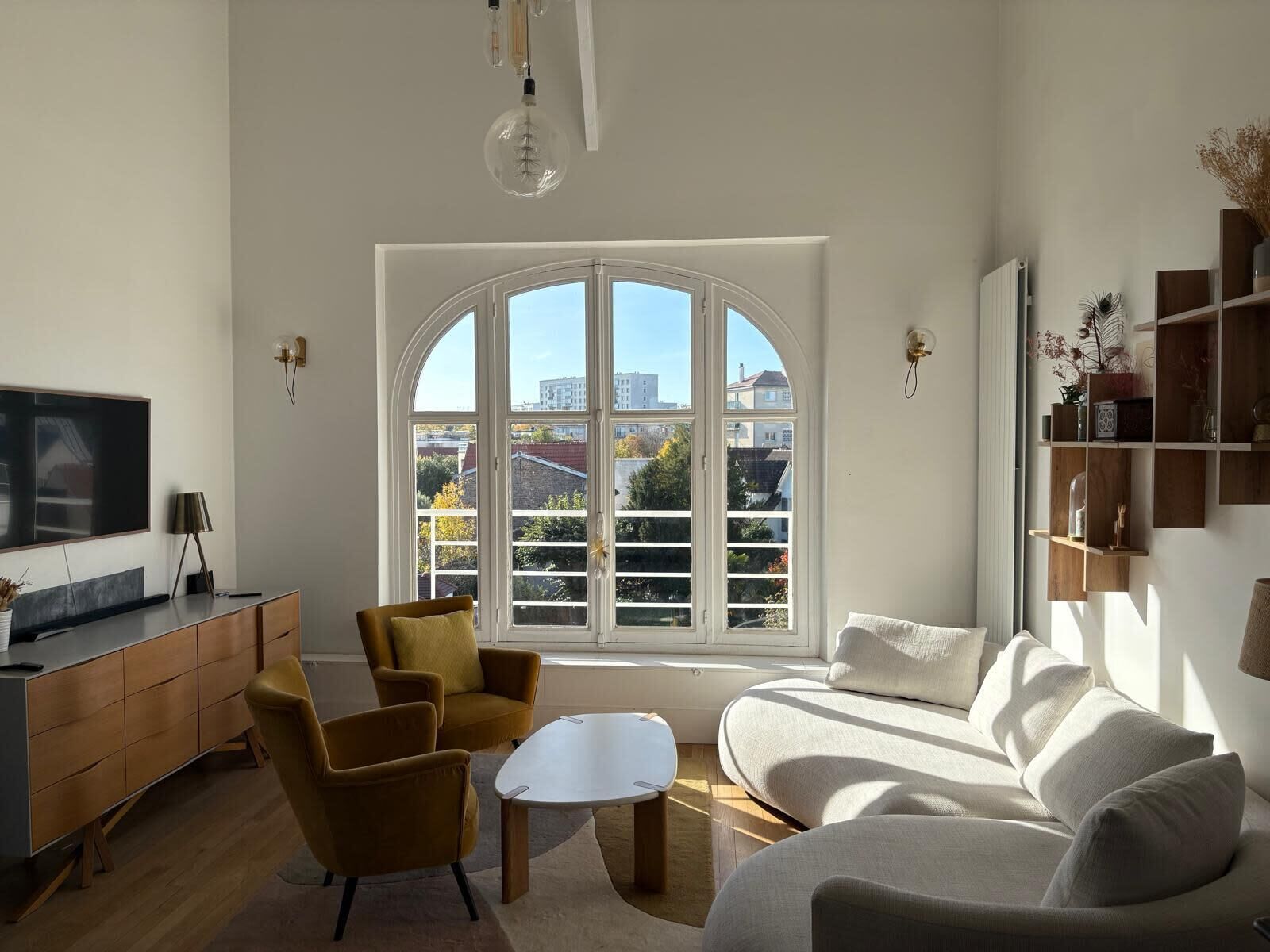 Fernseher, Kamin, Bücher