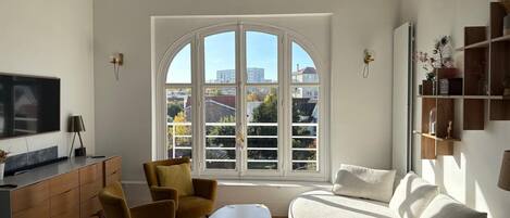 Fernseher, Kamin, Bücher