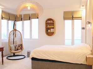 5 bedrooms, iron/ironing board, WiFi, bed sheets