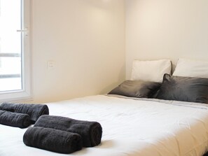 1 slaapkamer, een strijkplank/strijkijzer, wifi, beddengoed