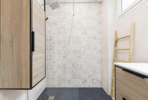 Douche, sèche-cheveux, serviettes fournies