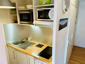 Geladeira, micro-ondas, fogão, lava-louças