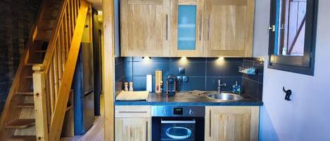 Kjøleskap, mikrobølgeovn, ovn og kaffetrakter/tekoker