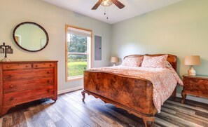 Desk, iron/ironing board, WiFi, bed sheets