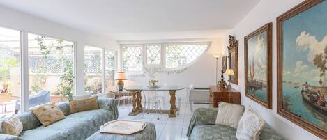 公寓 | 客廳 | 40 吋電視連衛星電視頻道