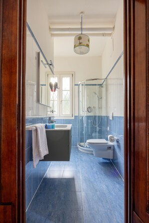 Dusj, hårføner, bidé og håndklær