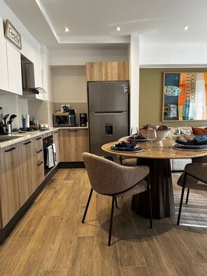 Kühlschrank, Mikrowelle, Ofen, Wasserkocher mit Kaffee-/Teezubehör