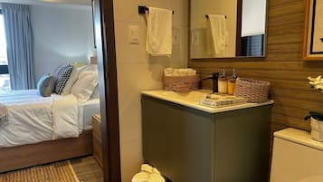 1 habitación, tabla de planchar con plancha y ropa de cama