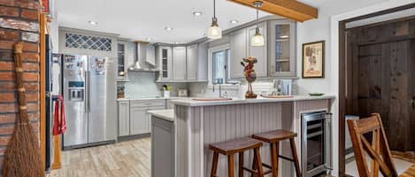 ثلاجة، ميكروويف، فرن، موقد طهي مسطح