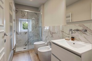 Apartamento conforto, sacada | Banheiro