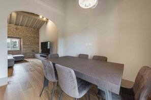 Comfort Apart Daire, Balkon | Oturma alanı | Düz ekran televizyon 
