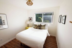 Schreibtisch, Reisekinderbett, kostenloses WLAN, Bettwäsche