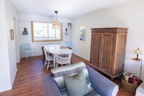 Smart-TV, Kamin, Bücher